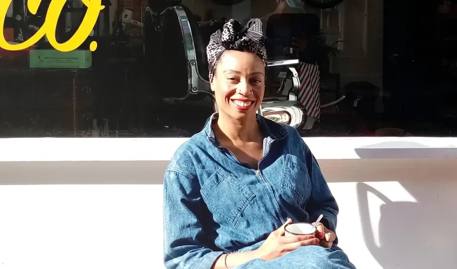 Proprietária do salão Levy & Co. em frente ao estabelecimento